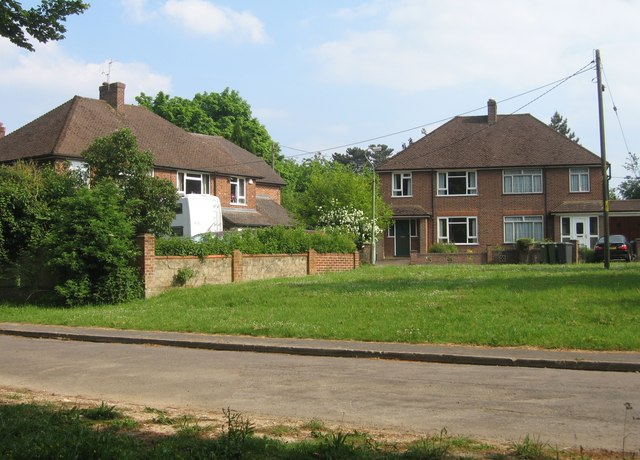 File:Housing in Hazelwood Close - geograph.org.uk - 816748.jpg