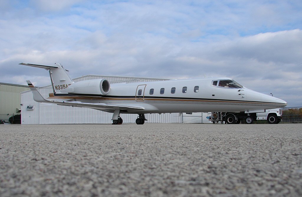 Learjet 60 (287222257).jpg