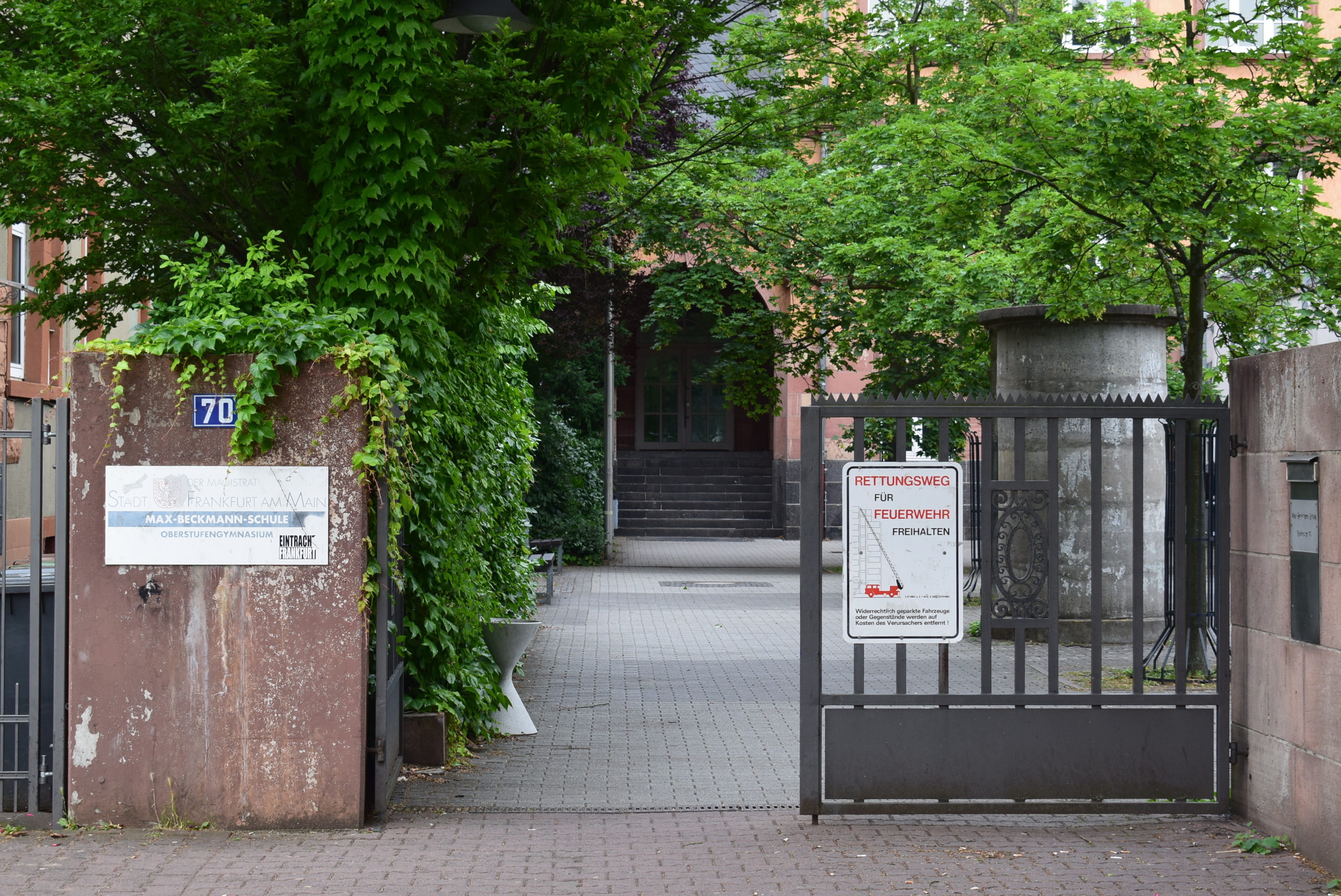 File:Max-Beckmann-Schule-Eingang Sophienstraße.jpg Wikimedia Commons