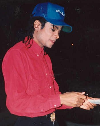 File:Michael Jackson gives autograph - supercropped.jpg