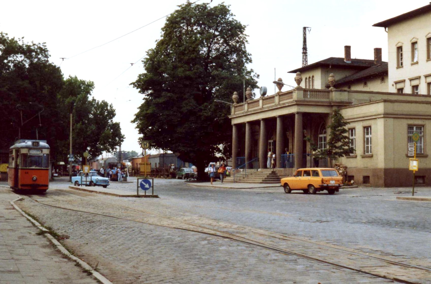 Naumburg Hauptbahnhof Vorplatz - Ringlinie, Gotha Strassenbahn wagen nr 44, August 1989 (2934223774).jpg