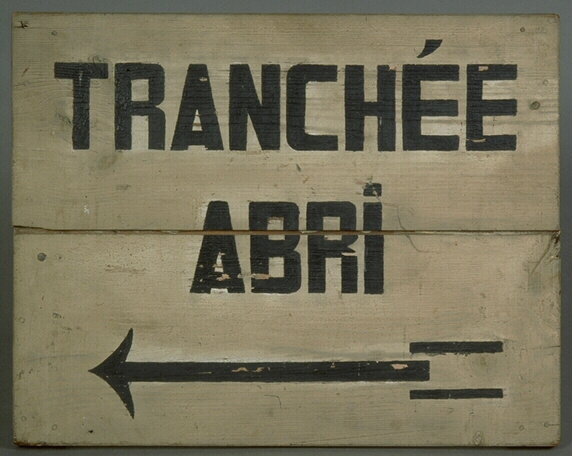 File:Panneau de signalisation Tranchée Abri - Musée de Bretagne - 997.0045.2.JPG