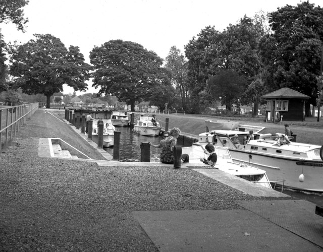 File:Penton Hook Lock. River Thames - geograph.org.uk - 372359.jpg