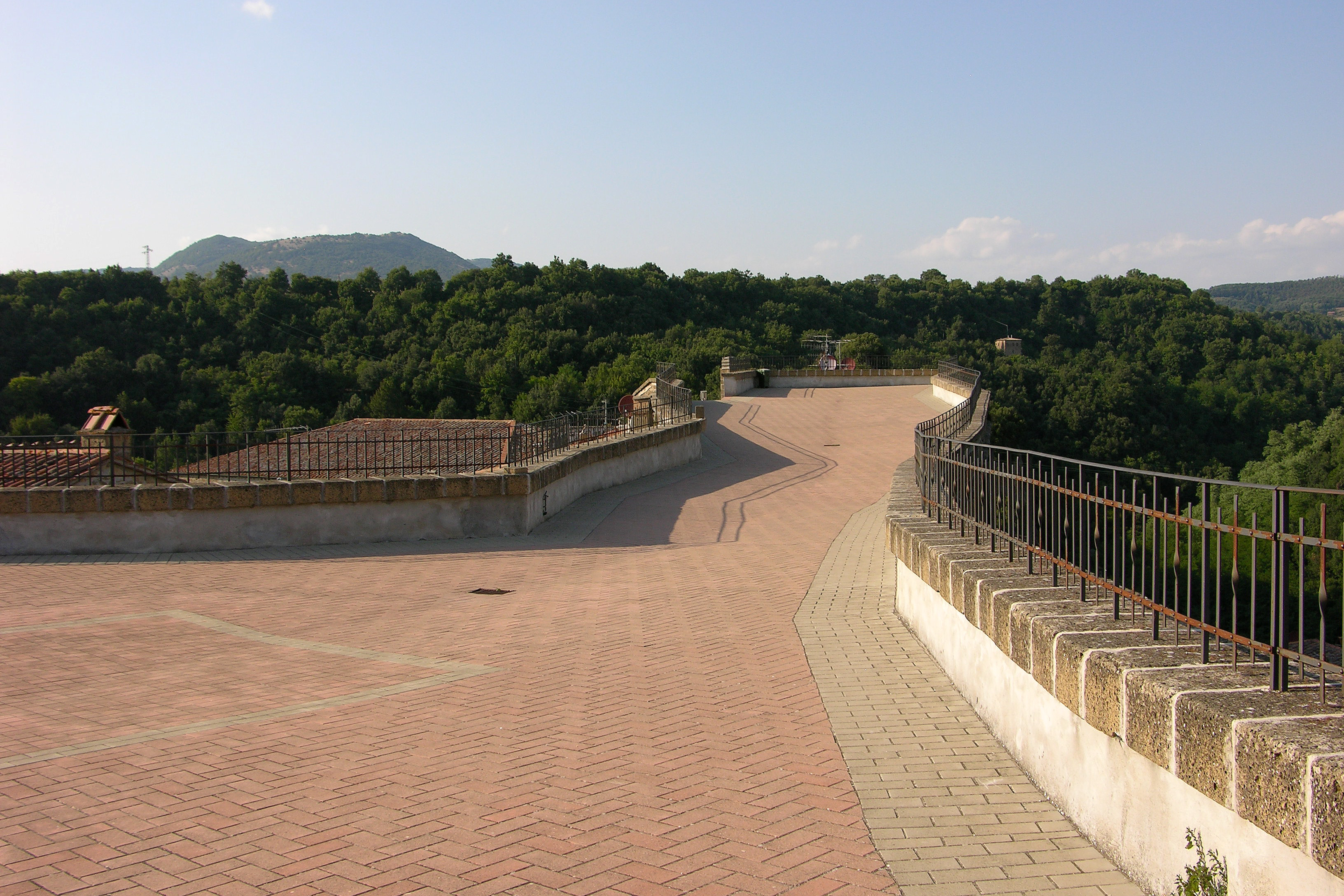 Piazzale del Masso Leopoldino - Sorano.jpg