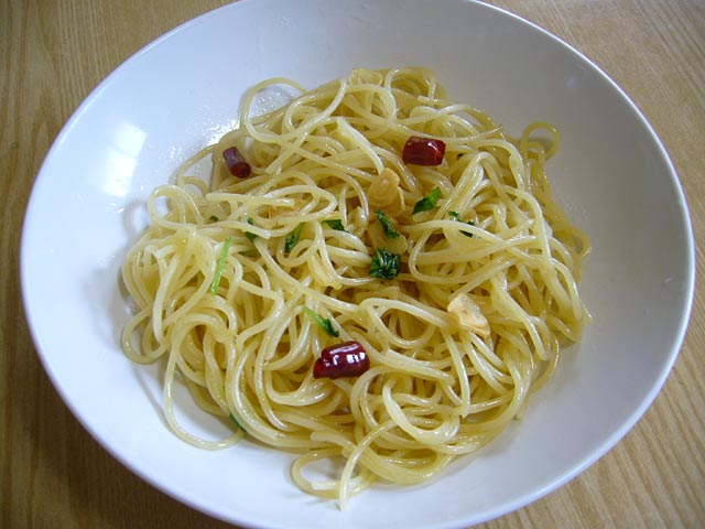 File:Spaghetti agll' aglio, olio e peperoncino by kawanet.jpg