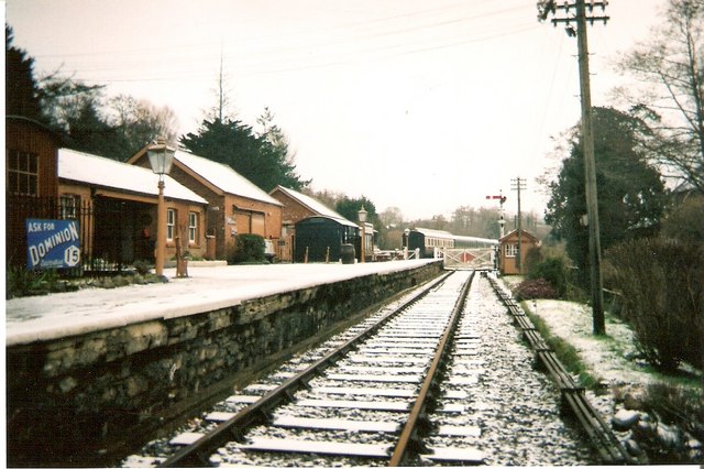 File:Staverton Station in winter 2006 - geograph.org.uk - 1078376.jpg