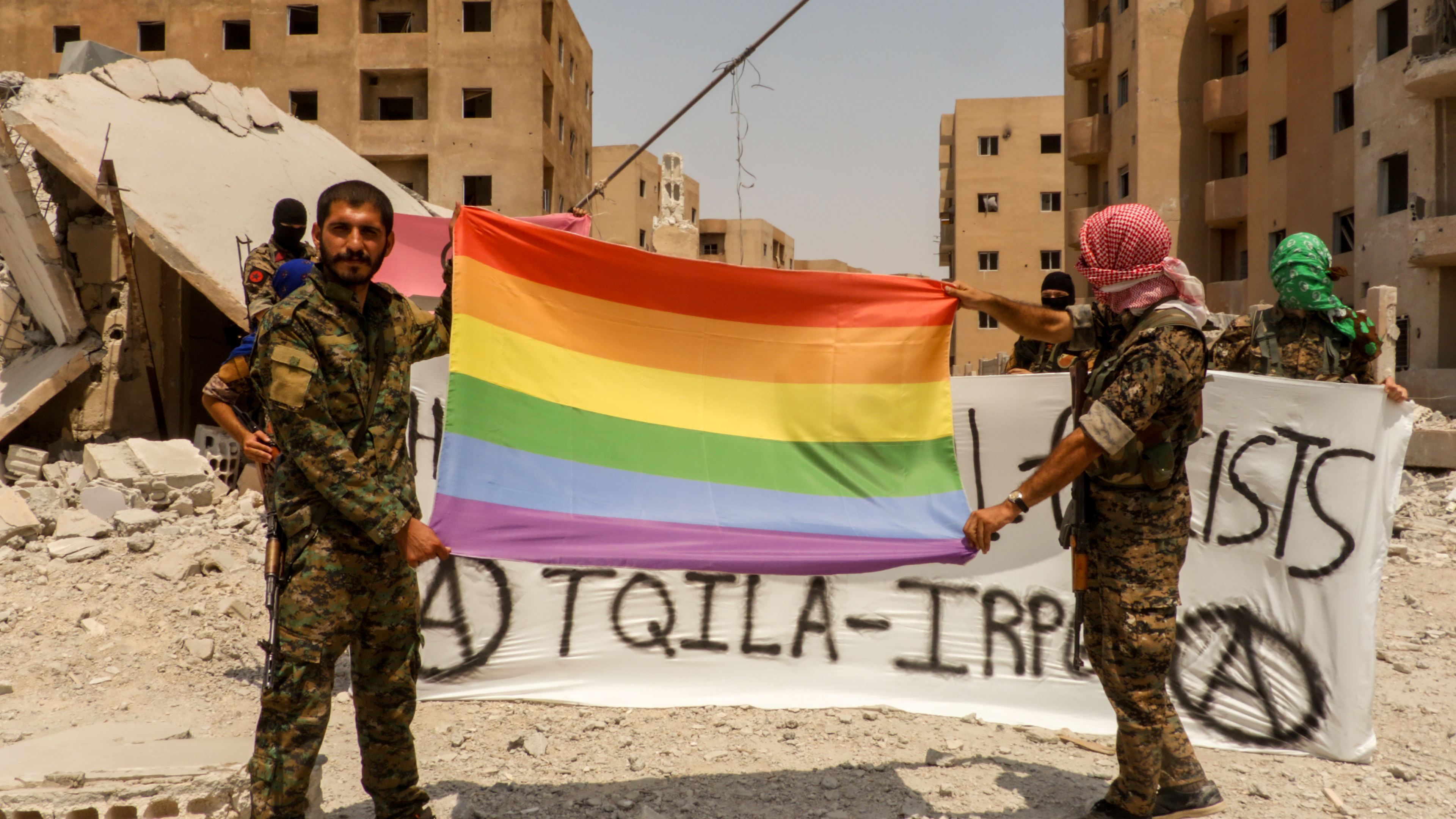 Террористы на фоне флага игил. Курдистан Рожава. Сирийский Курдистан флаг. Игиловцы с флагом. Флаг сирийских террористов.