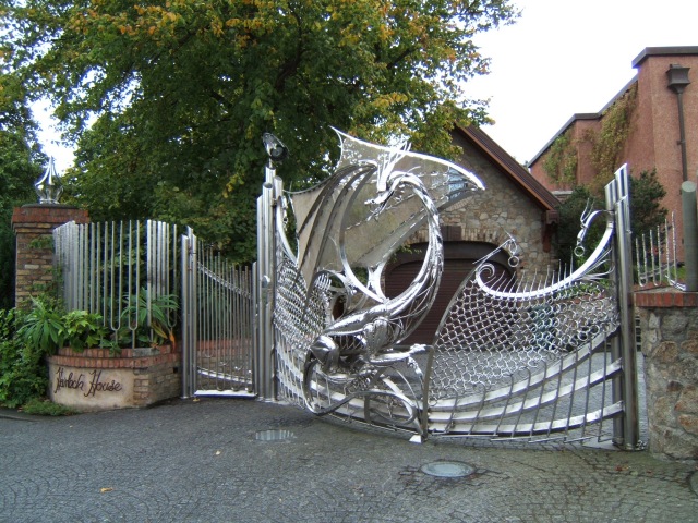 File:The Dragon Gates at Harlech House, Clonskeagh, Dublin - geograph.org.uk - 990801.jpg