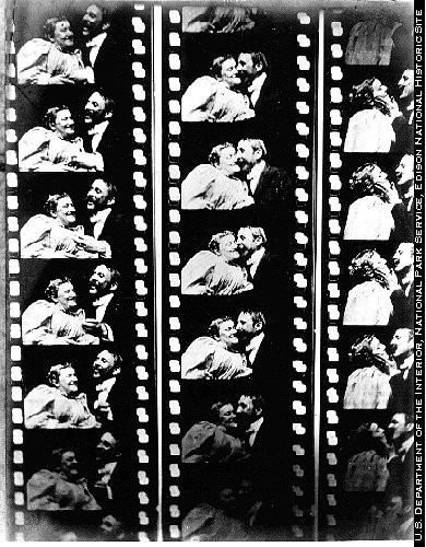 The Kiss (1896) duurt 47 seconden en was een van de eerste films die op commerciële basis aan het publiek werd vertoond