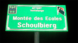 Belgisches Straßenschild in Attert mit französischer und luxemburgischer Schreibung