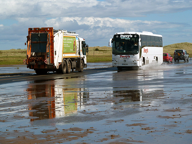 File:Traffic on the Lindisfarne Causeway - geograph.org.uk - 3098046.jpg