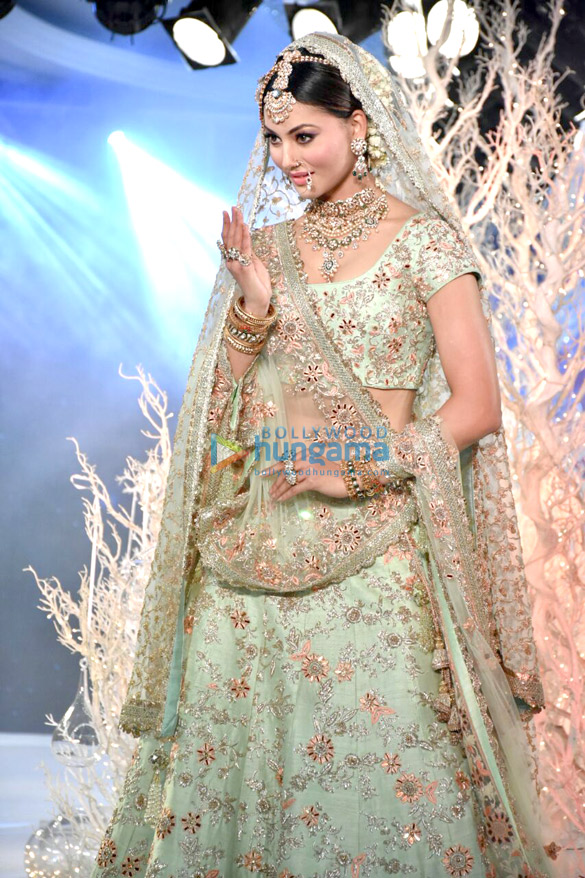 Urvashi_Rautela_snapped_at_the_Wedding_Times_show_by_Vikram_Phadnis_(03)