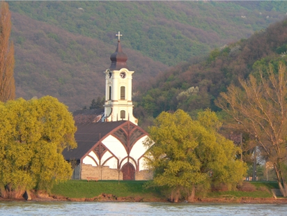 File:Visegrád katolikus temploma és tornacsarnoka.jpg