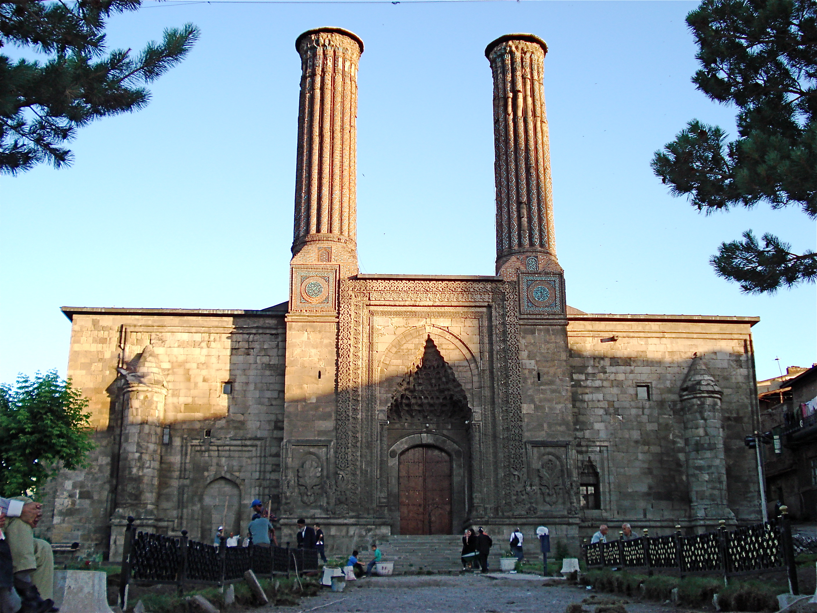 Dosya:Çifte Minareli Medrese.JPG - Vikipedi