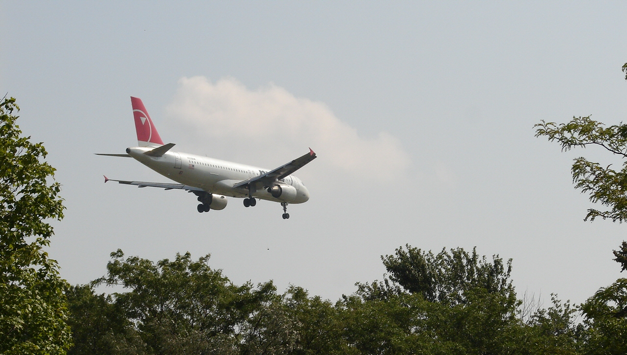 Airbus A320 (Northwest Airlines) (2819751266).jpg