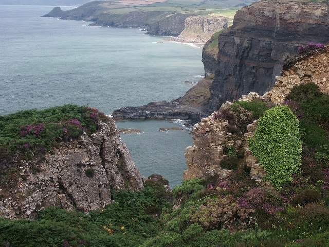 File:At Haroldston chins looking north - geograph.org.uk - 66323.jpg