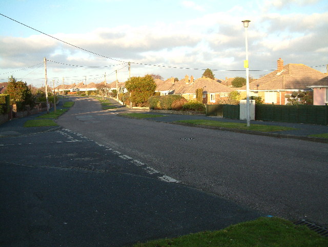 File:Barton on Sea - geograph.org.uk - 109338.jpg