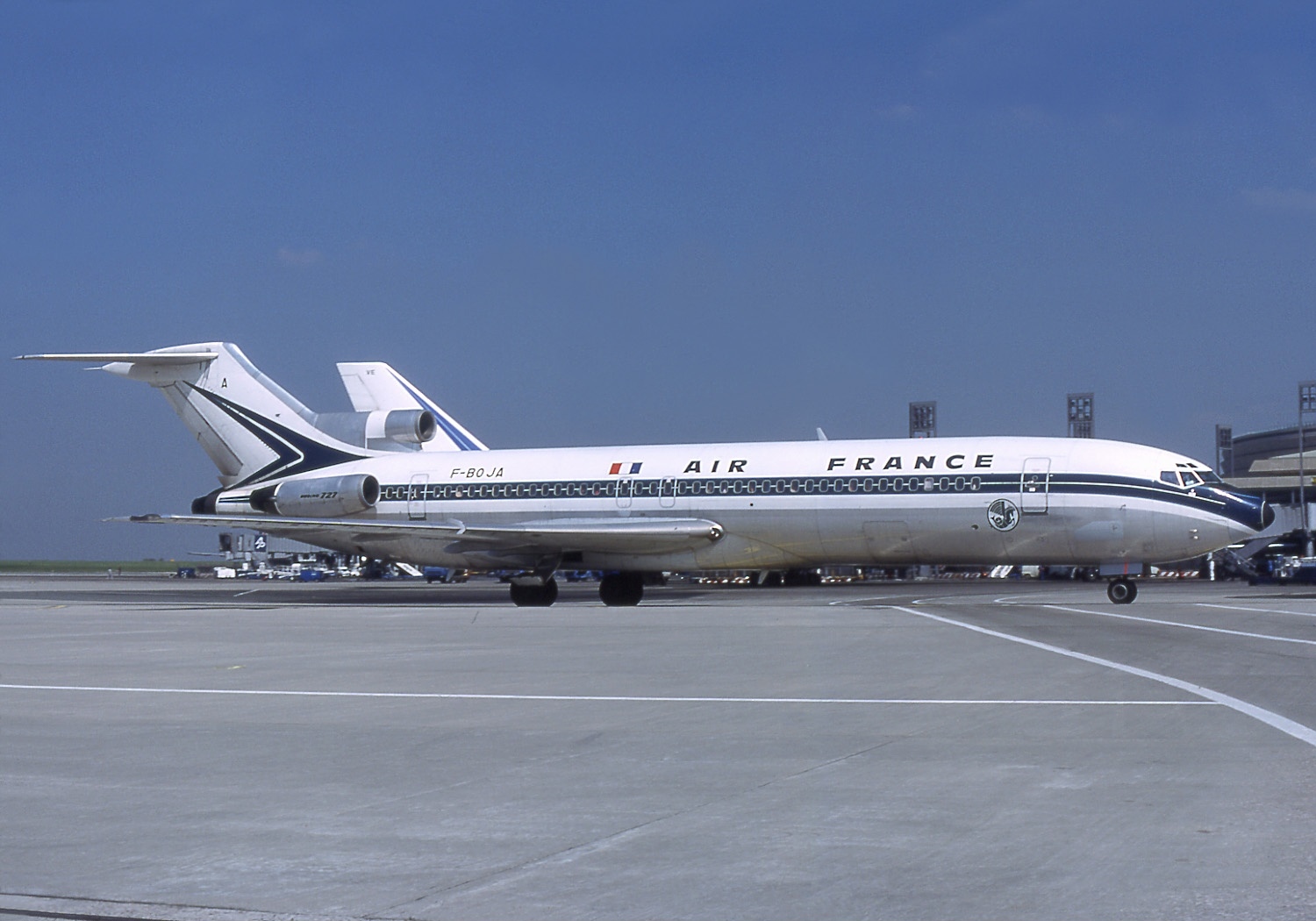 https://upload.wikimedia.org/wikipedia/commons/5/5f/Boeing_727-228%2C_Air_France_AN0600190.jpg