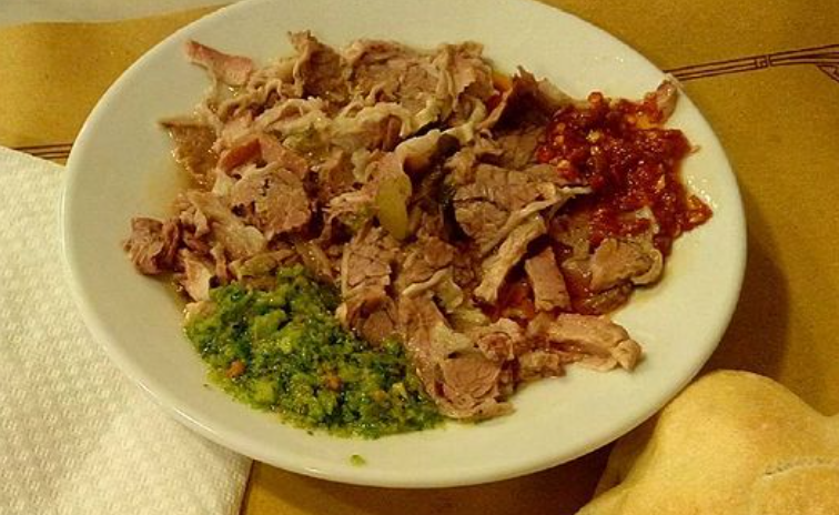 File:Bollito con salsa verde y roja.png