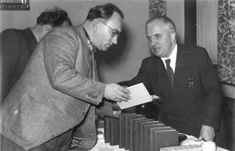 Jan Petersen (izquierda) y [[Willi Bredel