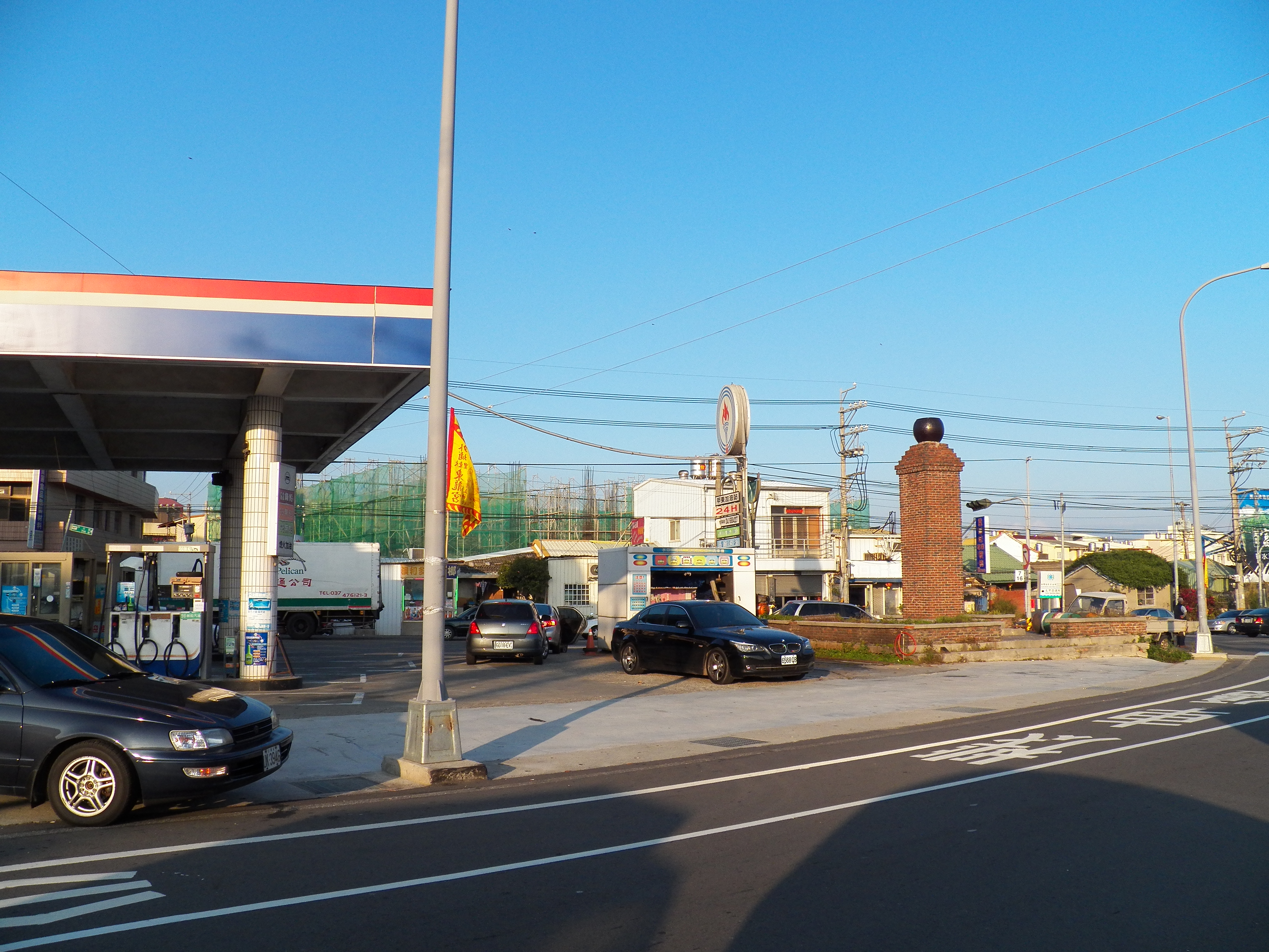 https://upload.wikimedia.org/wikipedia/commons/5/5f/CPC_Jiadong_Petrol_Station_in_Waipu_20120127b.JPG