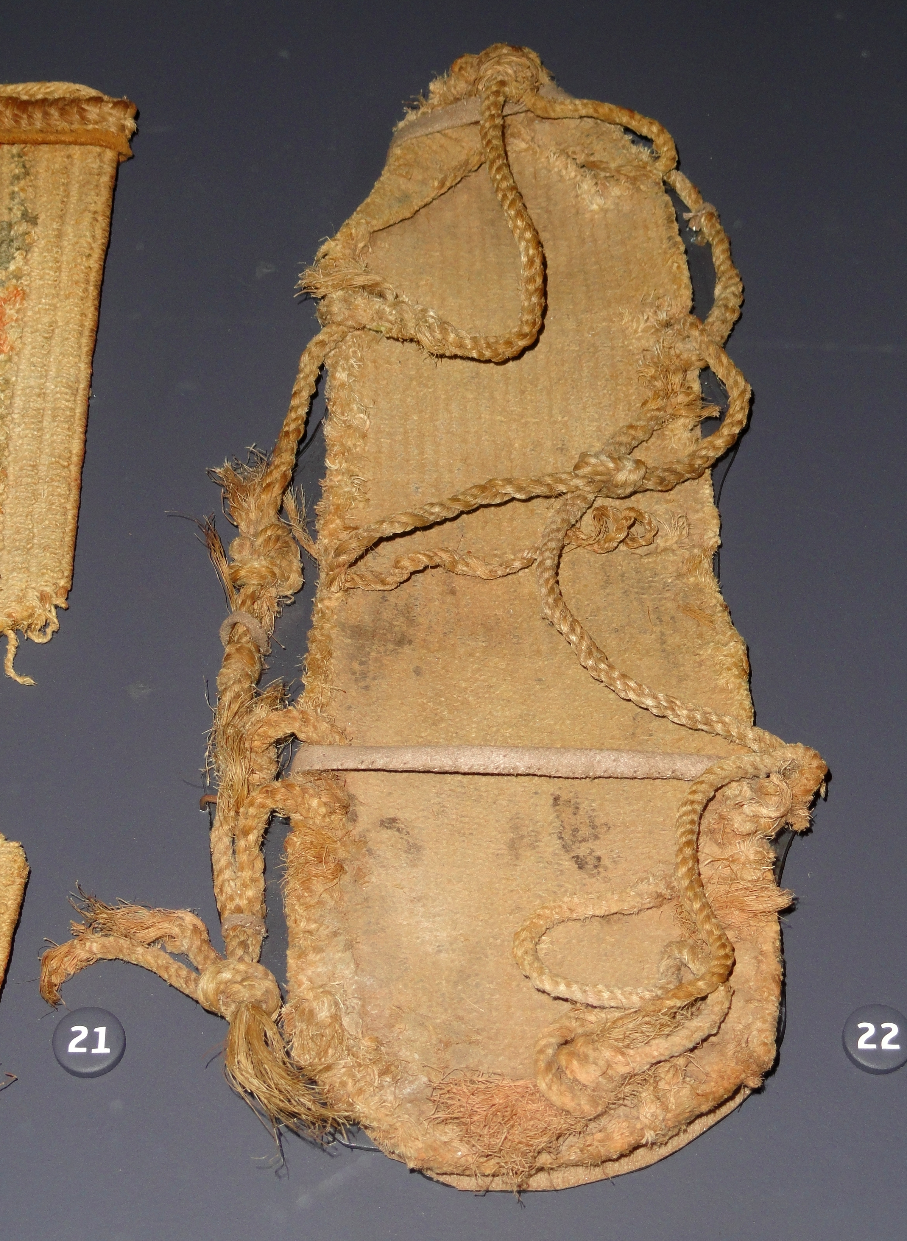 File:Composite-weave sandal, Basket Maker III, Sega at Sosa Canyon