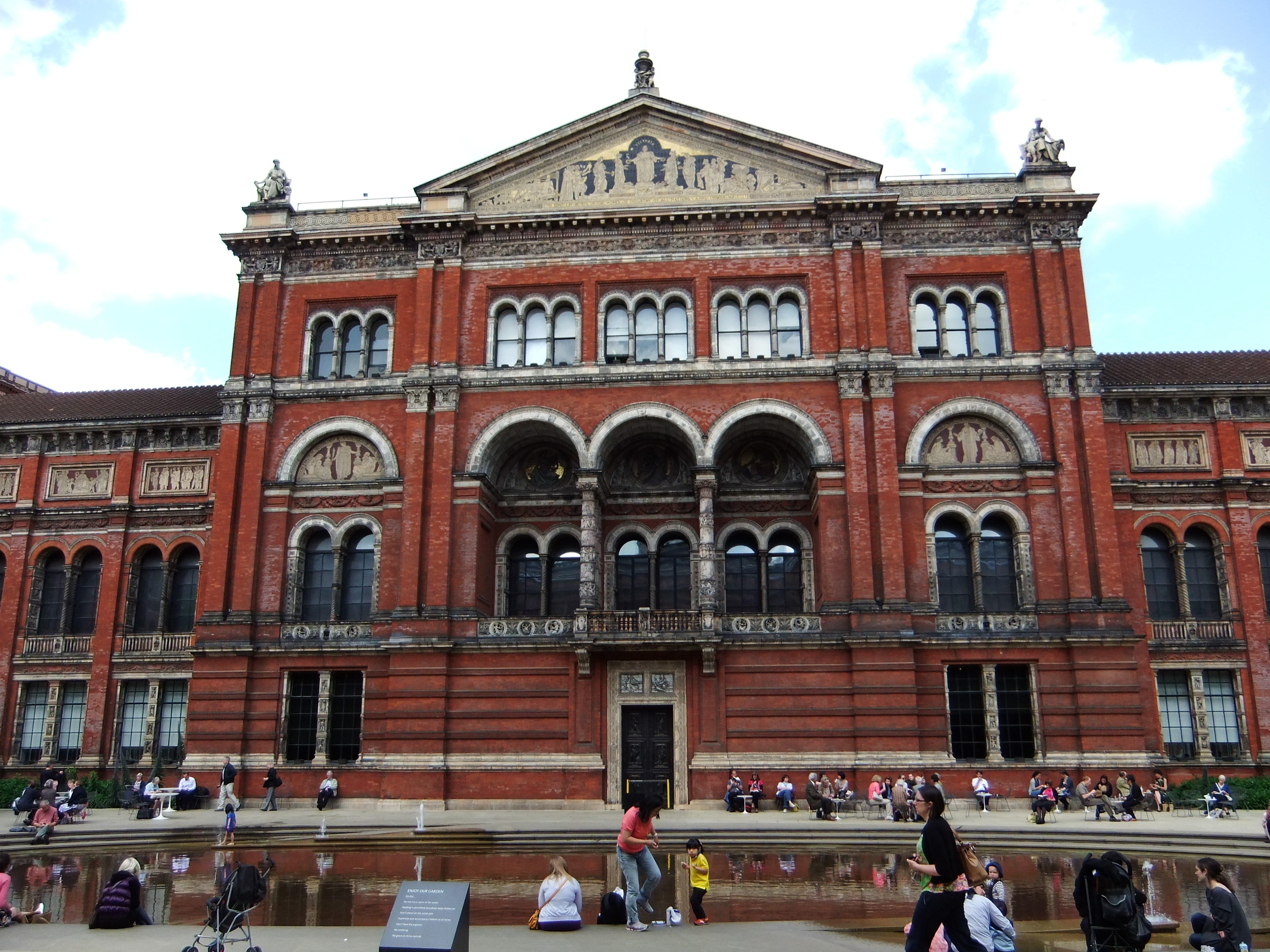 Victoria and albert museum. Музей Виктории и Альберта. Виктория и Альберт музей в Лондоне. Victoria and Albert Museum London Кружка. Музей Виктории и Альберта фото.