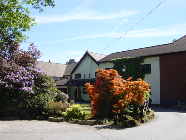 Small picture of Craxton Wood Hotel courtesy of Wikimedia Commons contributors