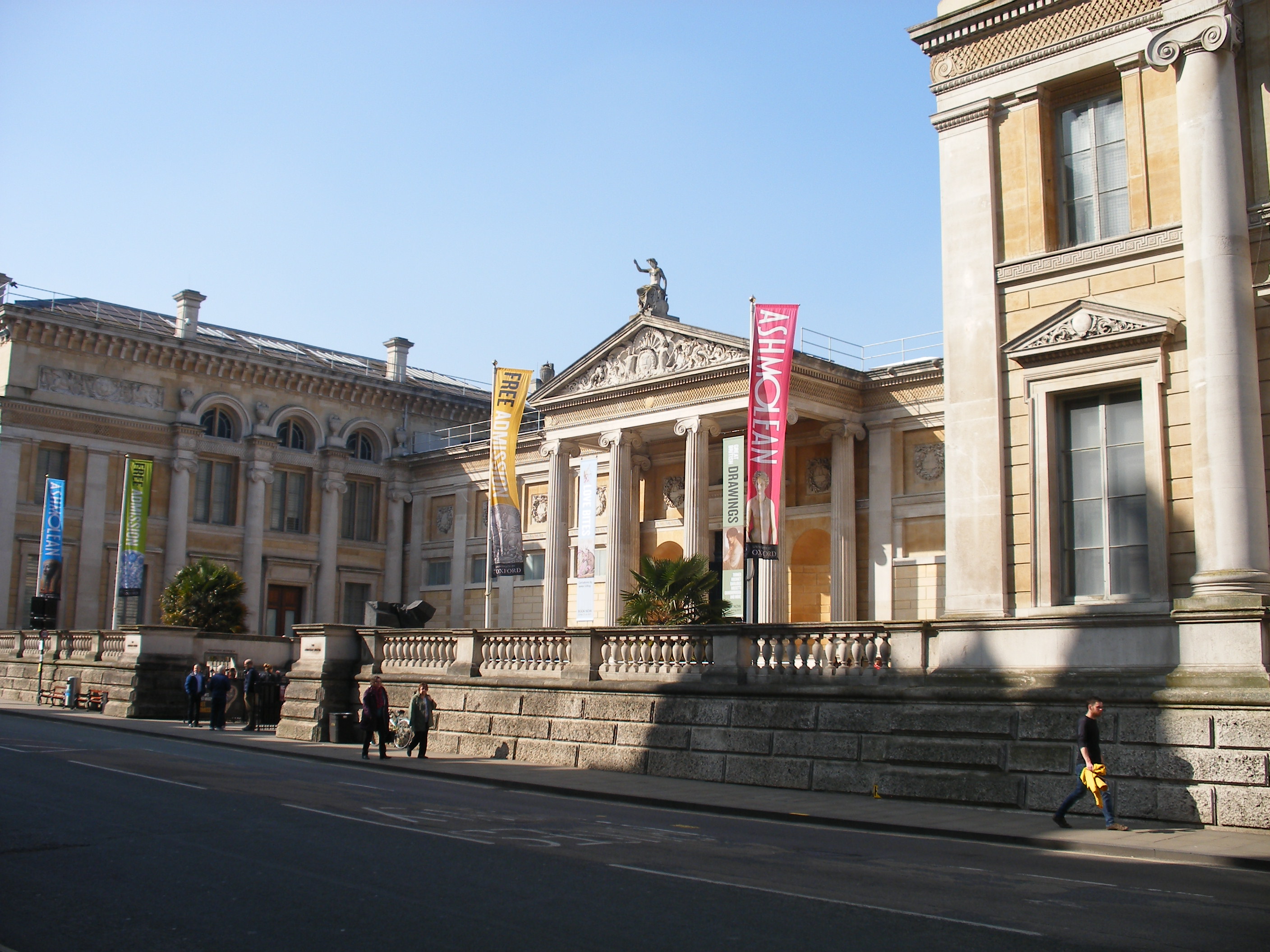 Museum close. Музей Эшмола в Оксфорде. Ашмолеан музей в Оксфорде. Музей Эшмола, United Kingdom, Oxford. Музей Ашмола Оксфорд Англия фото.