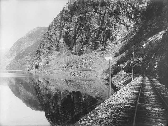 Datei:Flekkefjordbanen at Lundevatnet.jpeg
