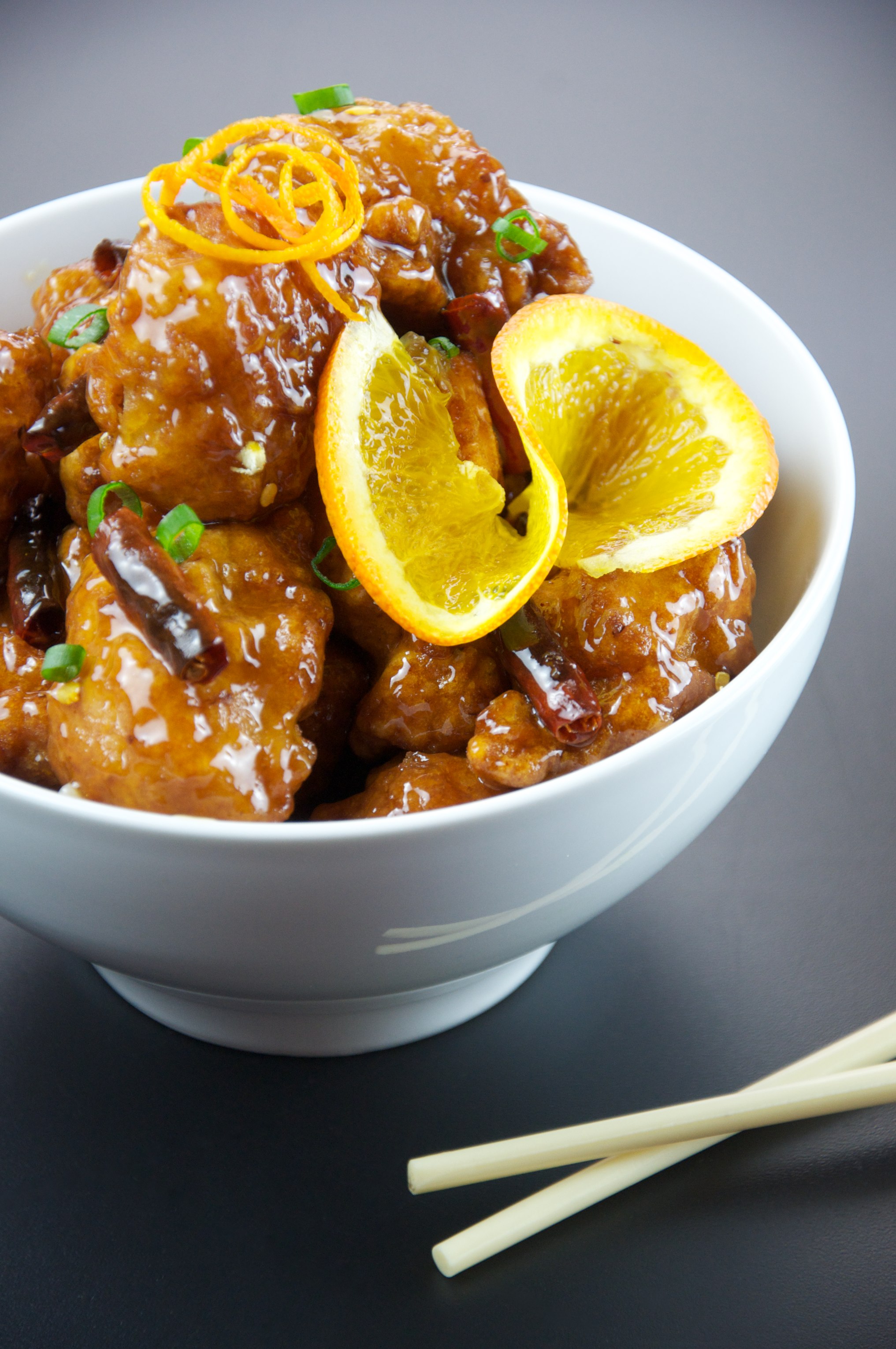 Gà sốt cam (Orange chicken) là món ăn cực kỳ nổi tiếng tại Trung Quốc. Món ăn này đã trở nên xuất hiện phổ biến và yêu thích trên khắp thế giới. Hãy xem ảnh và cảm nhận hương vị độc đáo của món ăn này, hy vọng bạn sẽ thích ngay từ lần đầu tiên thưởng thức!