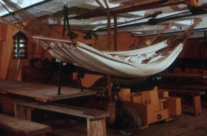 Batterie inférieure qui servait de logement aux marins. Les hamacs étaient suspendus au poutres et parois.