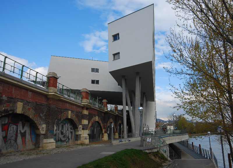 File:GuentherZ 2008-03-29 0704 Wien Zaha-Hadid-Haus.jpg