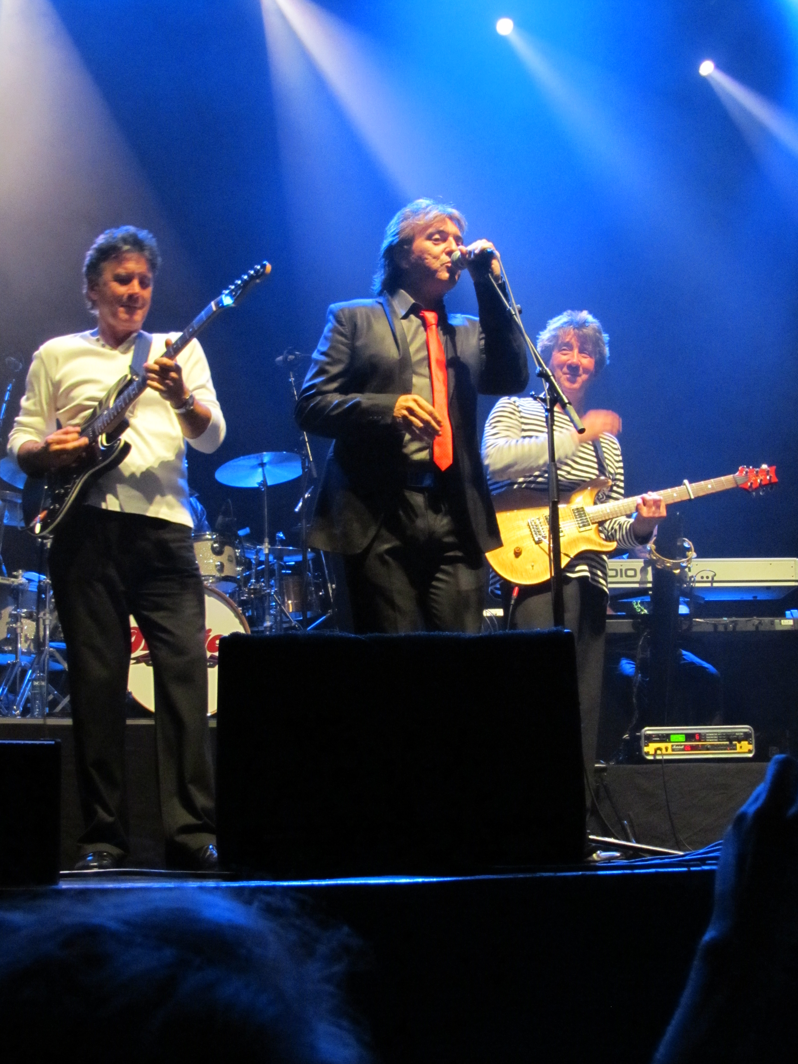 Peter Howarth in Oslo 2011 <br/> Left: [[Steve Lauri]]<br/>Middle: Peter Howarth<br/>Right: [[Tony Hicks]]