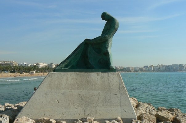 Monumento al pescador, Monument voor de visser, een bronzen beeld van Ramon Ferran i Pagès. Regressieve kunst op een voetstuk