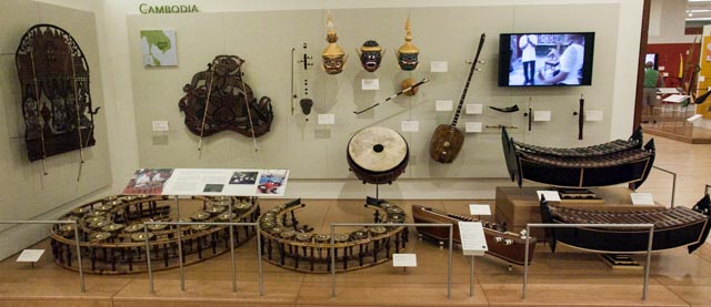 File:Musical instruments on display at the MIM (14371983113).jpg