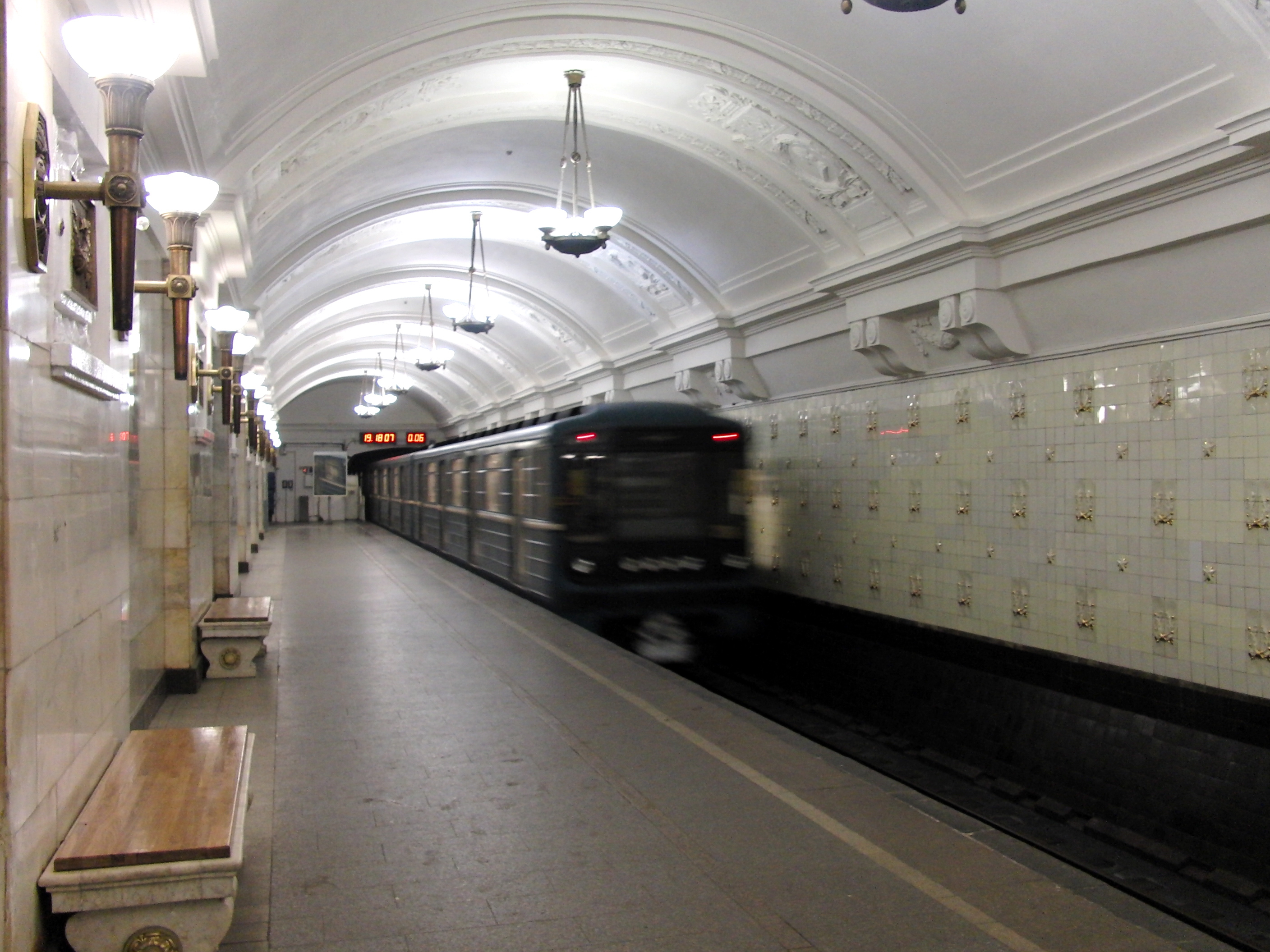 М октябрьская метро