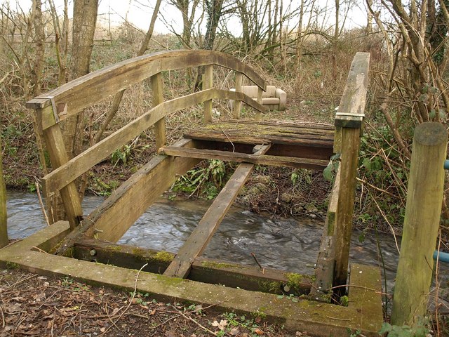 File:Remains of bridge, Newport - geograph.org.uk - 1707769.jpg