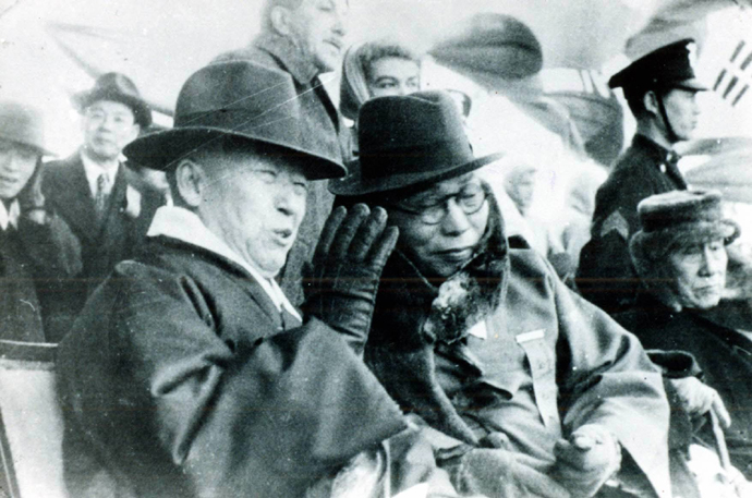 File:Rhee Syngman and Kim Gu 1945-December-1.jpg