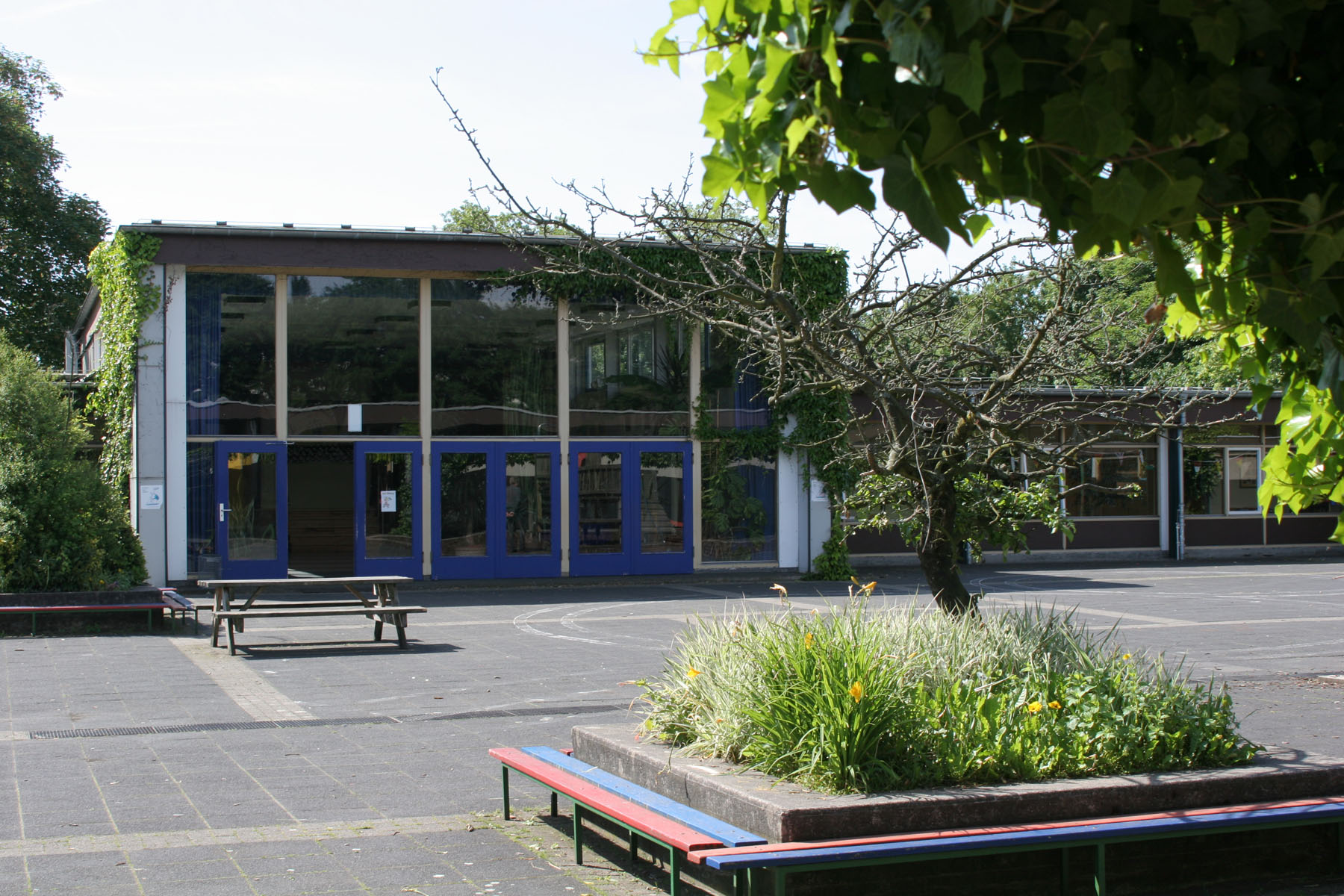 View of the elementary school Europaschule GGS Sternenschule in Leverkusen Rheindorf