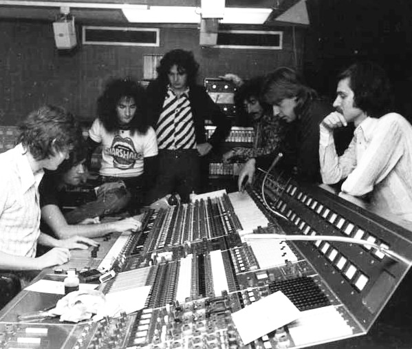 File:Veljko Despot na snimanju s Bijelim dugmetom, Air Studios, London, 1975..jpg