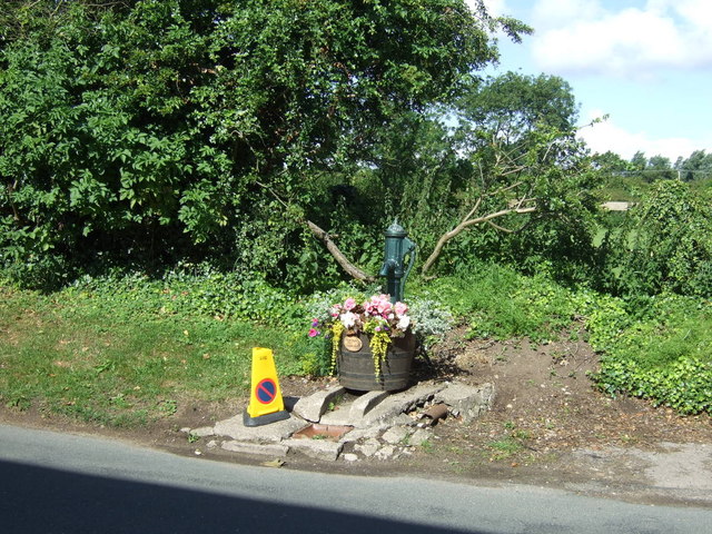 File:Village pump, Muston - geograph.org.uk - 3577395.jpg