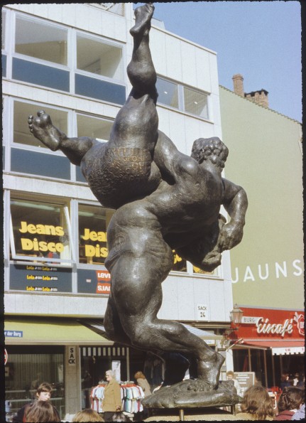 File:WEBER Ringerbrunnen - 1974-5 Braunschweig - 82-151.18.jpg