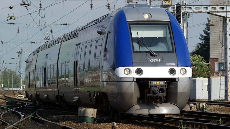 File:X76749-750 à l'entrée de la gare d'Amiens.JPG