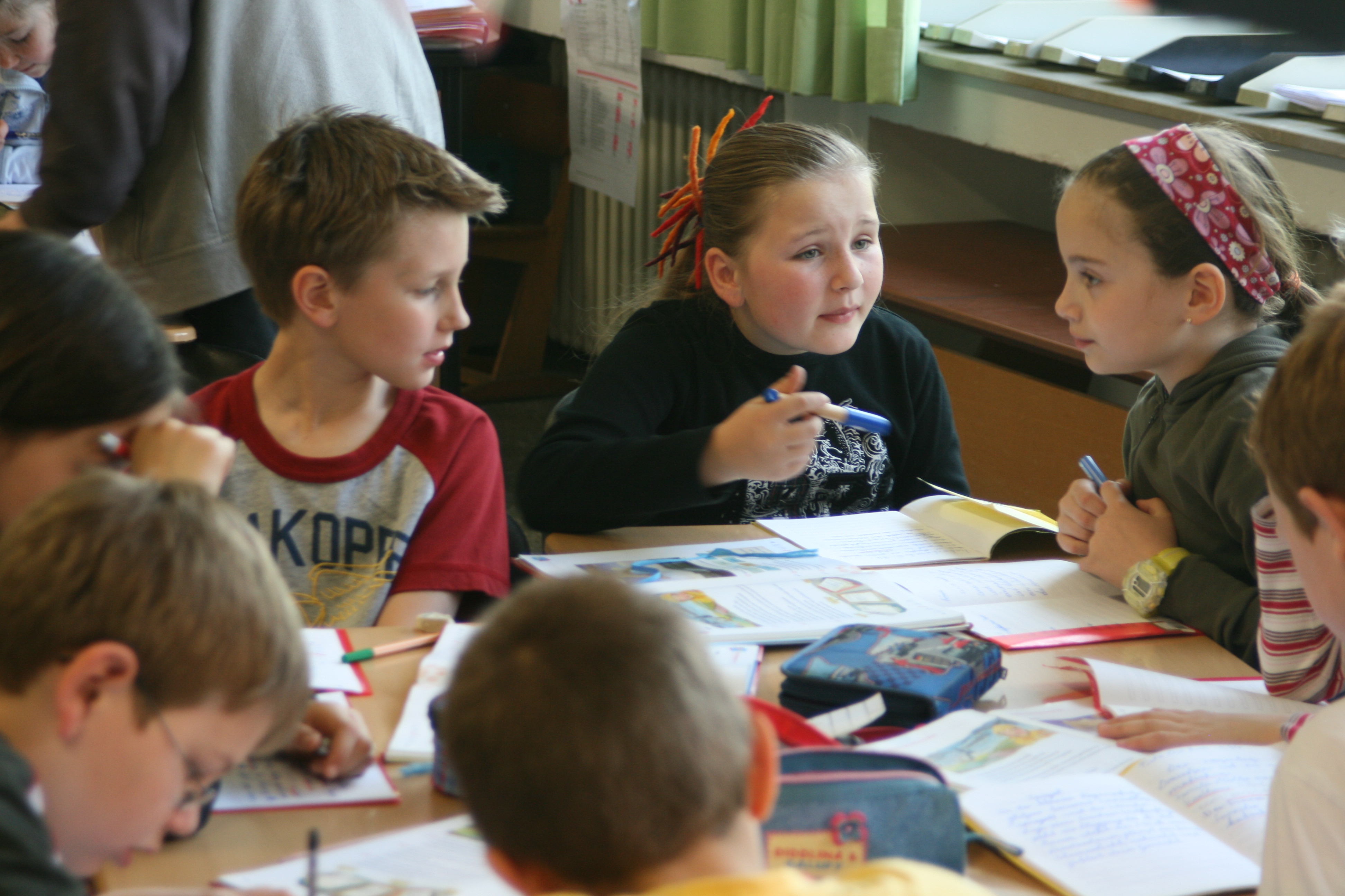 Школы и ученики в немецкой школе. Начальная школа в Германии Grundschule. Ученики в Германии. Школьные классы в Германии. Дети в школе в Германии.