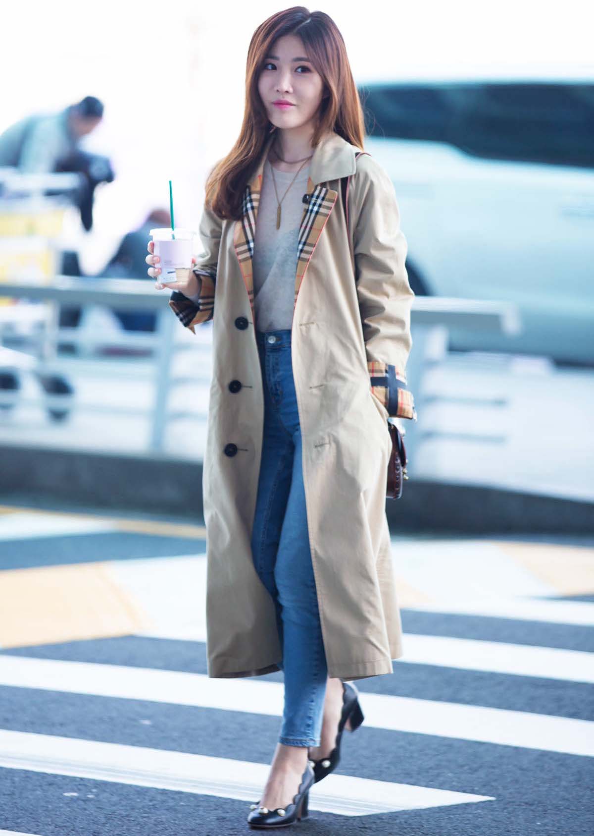 File:180331 Lee Hae-ri at Incheon International Airport (2).jpg - Wikimedia  Commons