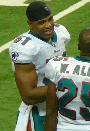 <span class="mw-page-title-main">Akin Ayodele</span> American football player (born 1979)