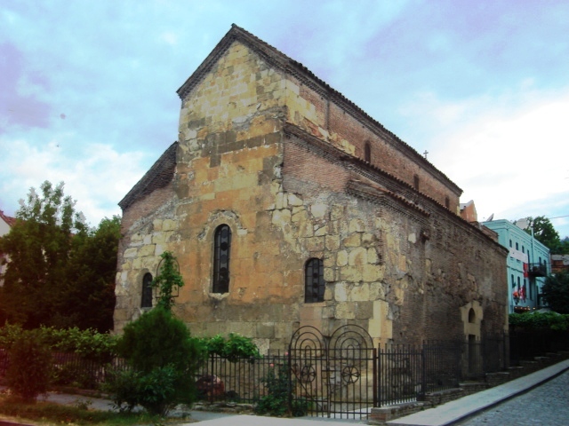 File:Anchisxati Basilica, Tbilisi.JPG