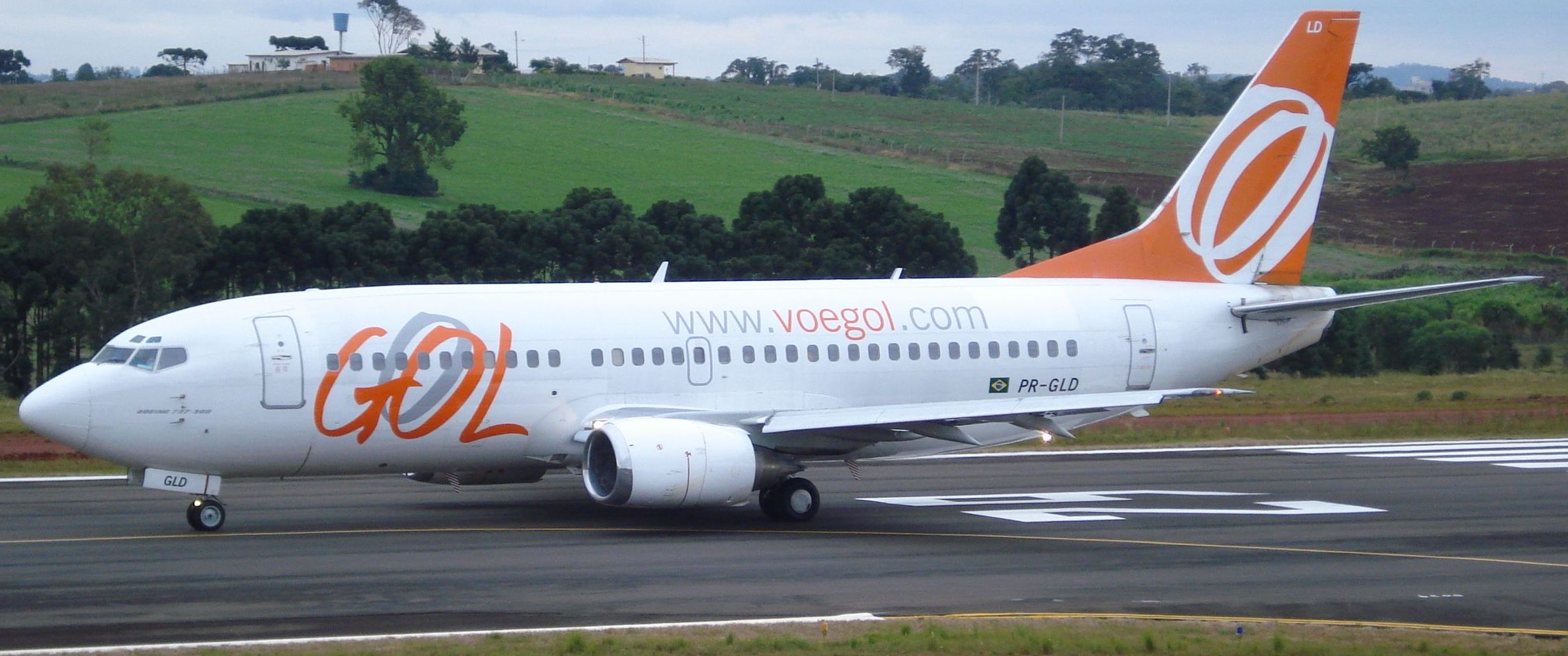 File:Boeing 737-300 (Gol) Aeroporto de Chapecó 02.jpg - Wikimedia Commons