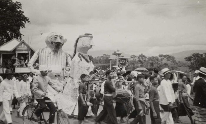 File:COLLECTIE TROPENMUSEUM Optocht ter gelegenheid van het huwelijk van Prinses Juliana en Prins Bernhard Bandoeng TMnr 60051151.jpg